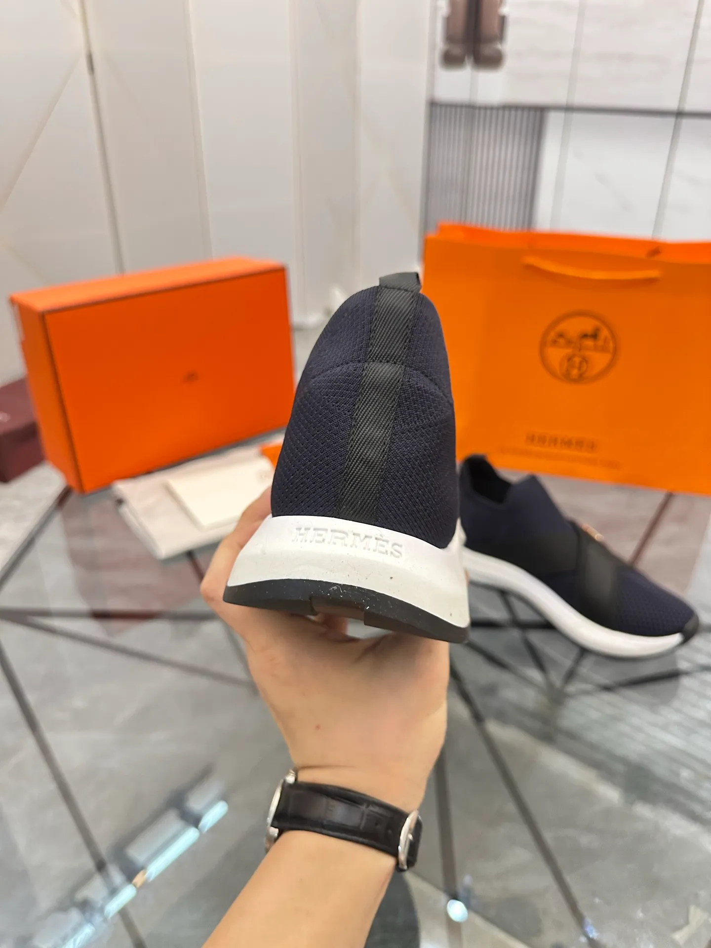 Selling men's shoes 💰: 💰P600¥ High-end top quality Product trademark: Hermes * "Hermès*" low-cut casual shoes Regular size: 38-45 (can be customized to 46) Product materials: upper imported from the counter original fly weave, breathable lining, cowhide foot pads, original outsole. No.: 001